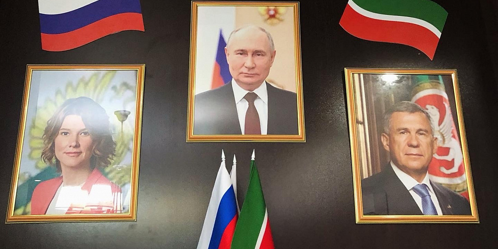 Оформили стенд в кабинете ректора